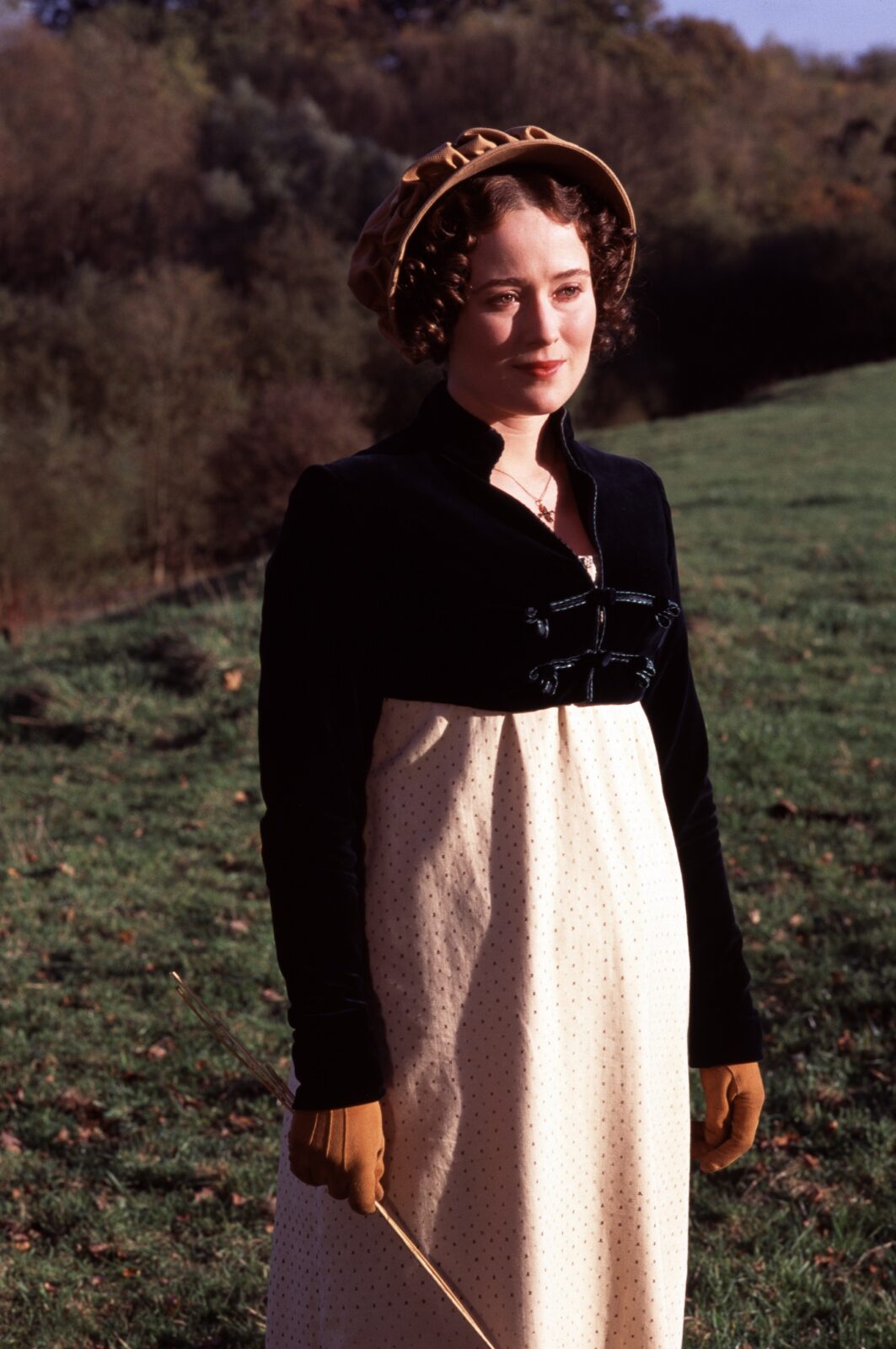 Lizzy Bennet (played by Jennifer Ehle) crosses the muddy fields to Netherfield. Image ©BBC