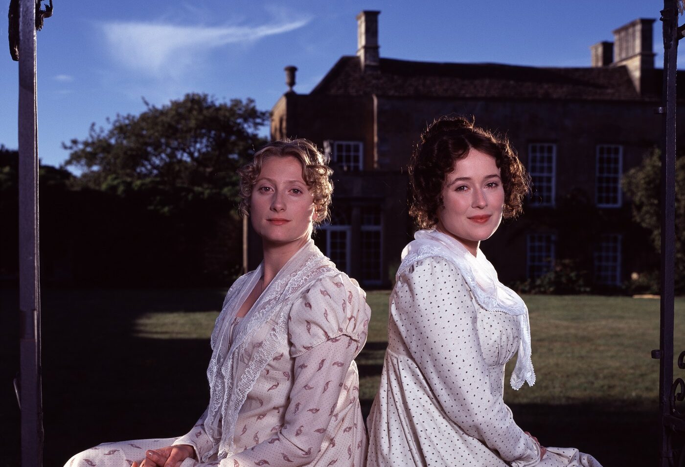 Lizzy Bennet (played by Jennifer Ehle) and Jane Bennet (played by Susannah Harker). Image ©BBC
